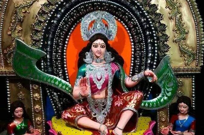 বন্যার আশঙ্কার মধ্যেই লক্ষ্মী পুজোর আরাধনায় মগ্ন খালনা