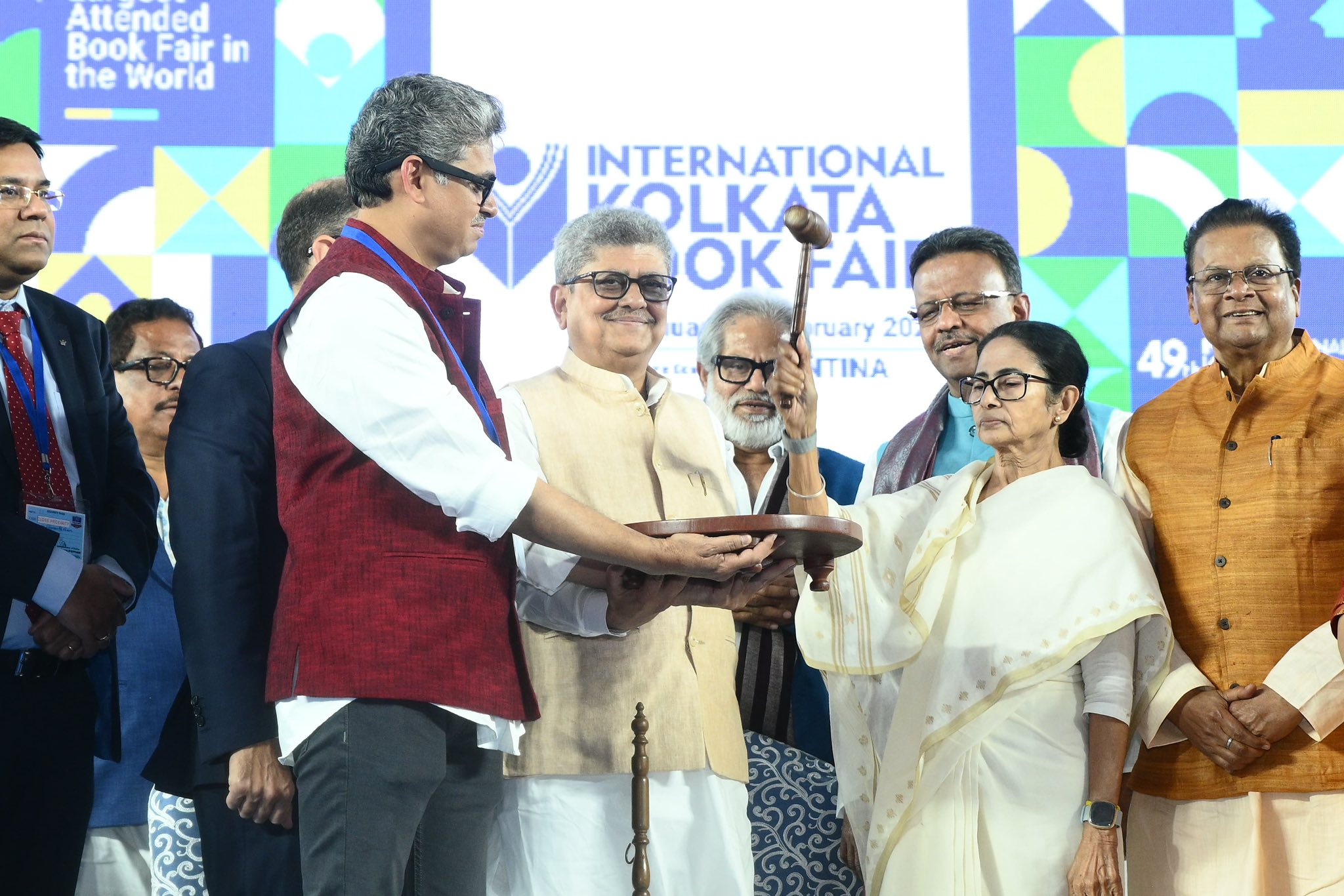 ‘বই-তীর্থ’ তৈরিতে বরাদ্দ ১০ কোটিগিল্ডের আর্জিতে সাড়া মমতার